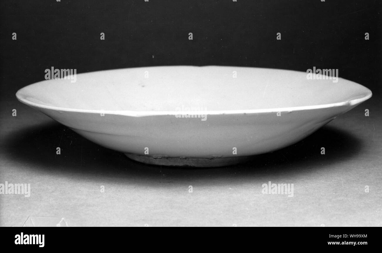 A simple 10th-century Chinese porcelain white-ware dish of the type exported to the Near East Stock Photo
