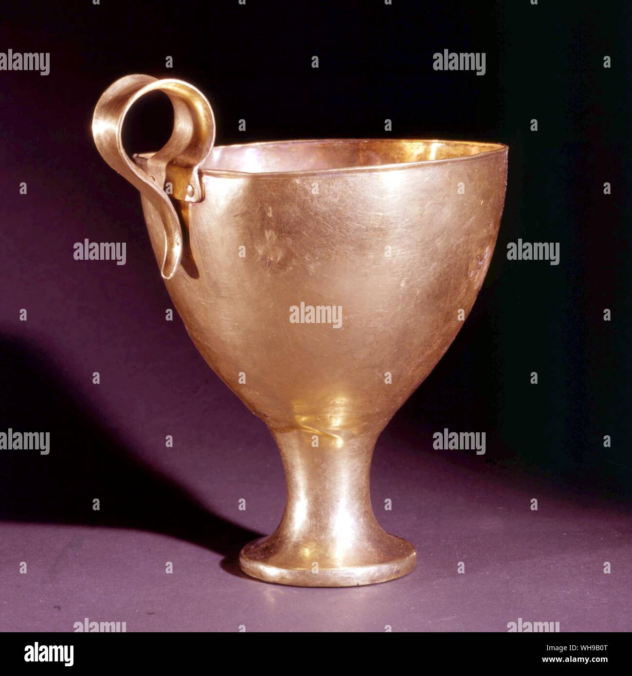 A princely wine cup.  Beaten gold.  From the Upper Grave Circle at Mycenae, 16th century BC Stock Photo