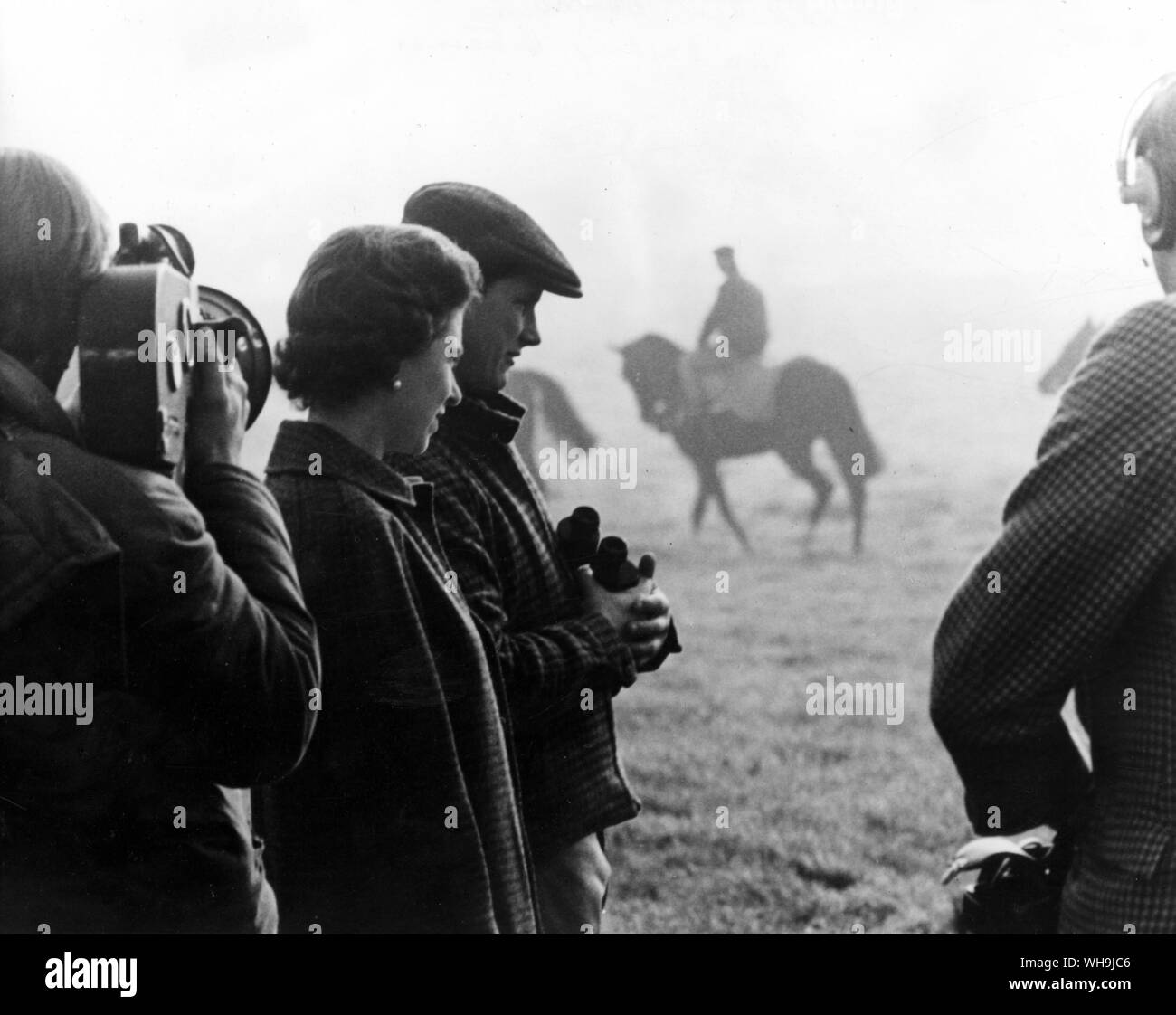 Queen Elizabeth II on the Berkshire Downs with Ian Balding and trainer. 1969 (?) Stock Photo
