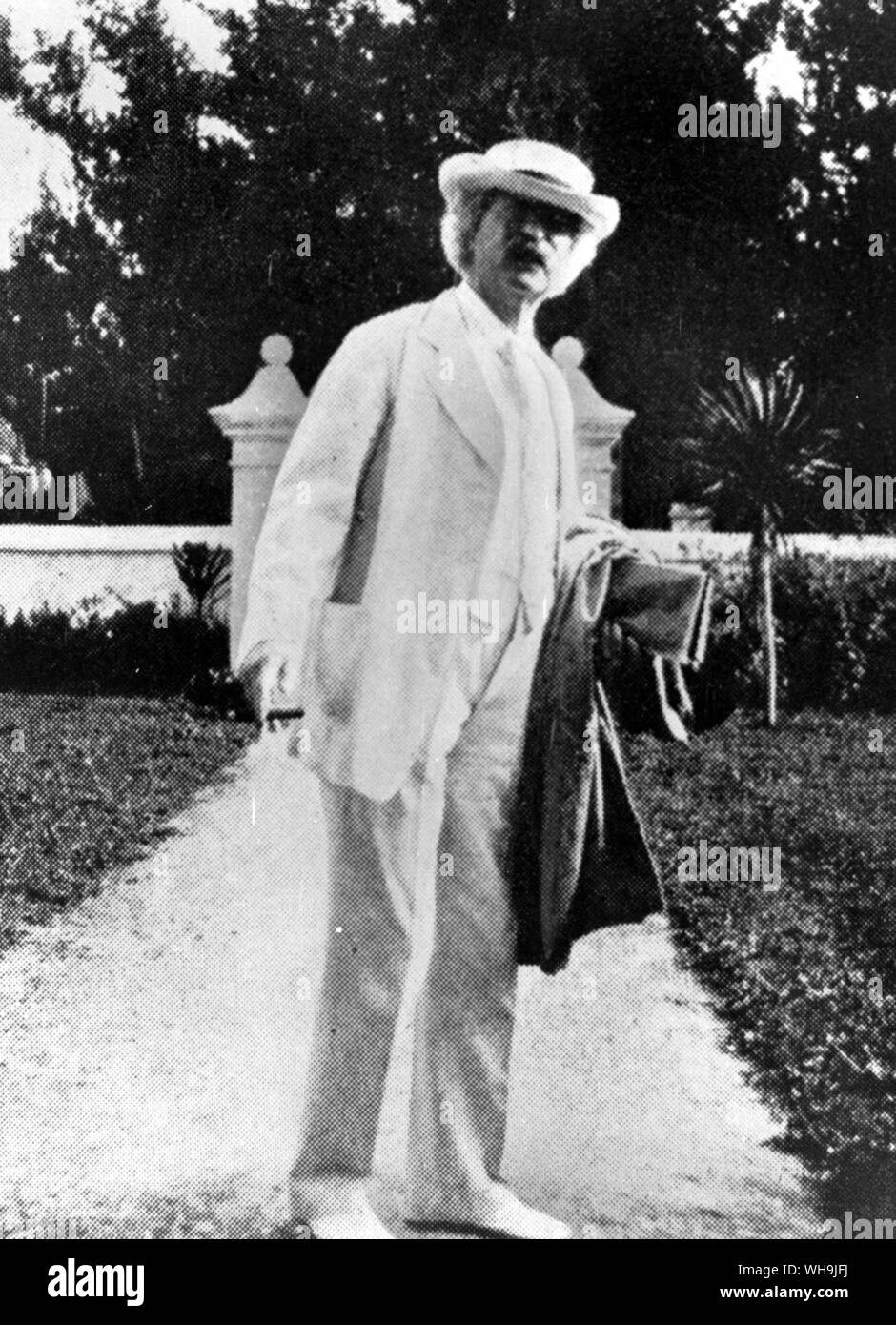 Mark Twain 1835-1910 US Writer and Journalist 1900 . Preparing to set out on a carriage ride. Twain is seen here in the garden of Bay house the home of Mr and Mrs Will Allen Stock Photo