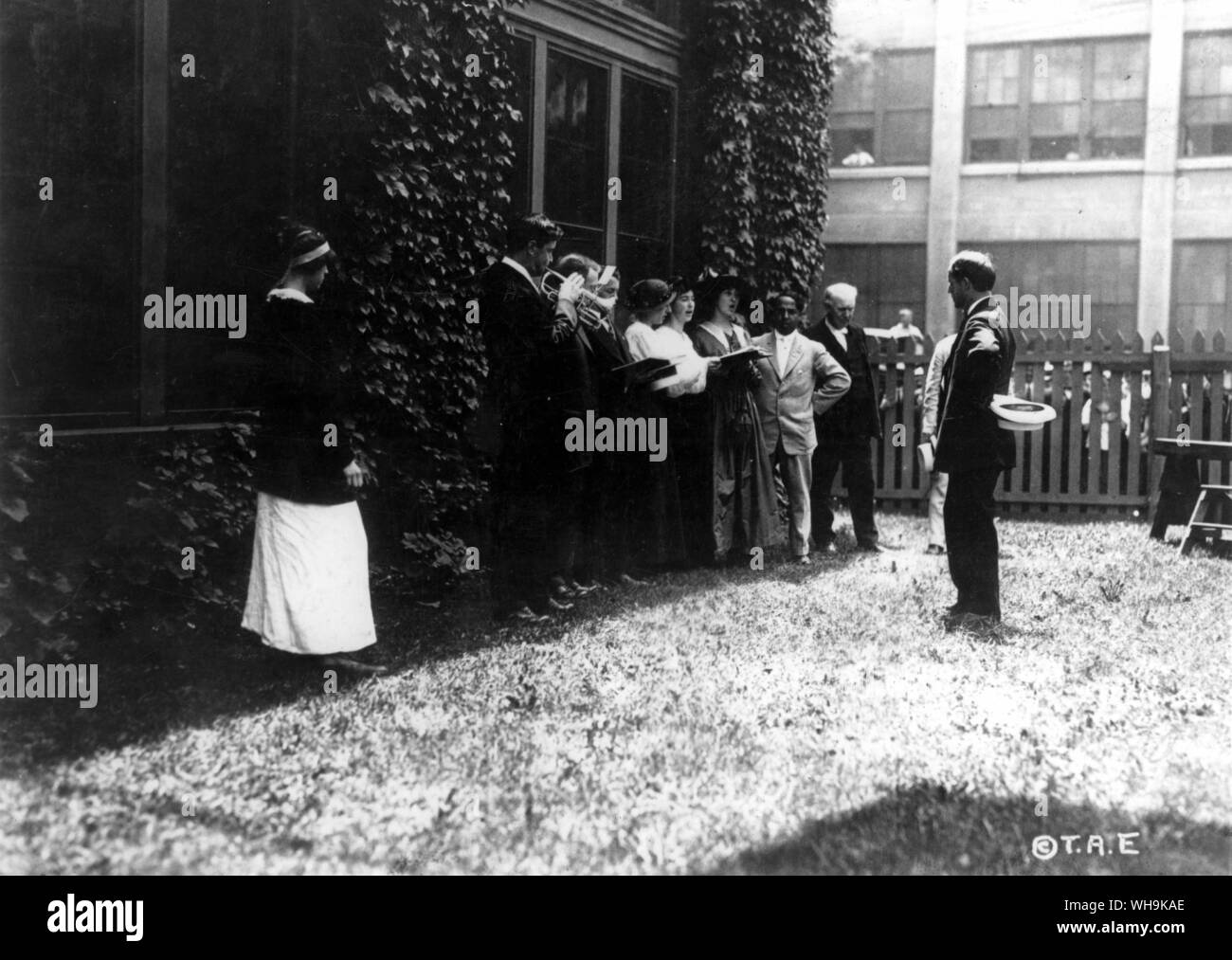 Flag Day, June 15th 1915: USA: Singing the 'Star Spangled Banner' in front of a laboratory after raising the flag at noon. Stock Photo