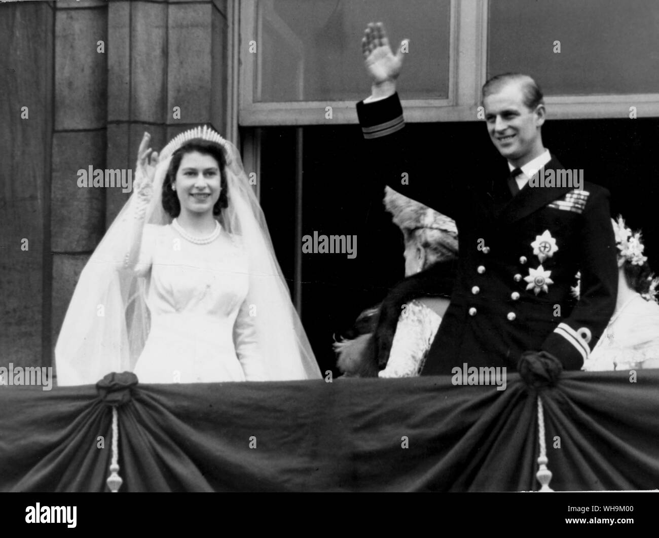 Princess Elizabeth after marrying Philip, 20th November 1947. On the balcony at Buckingham Palace. Later to become Queen Elizabeth II and Prince Philip, the Duke of Edinburgh. Stock Photo
