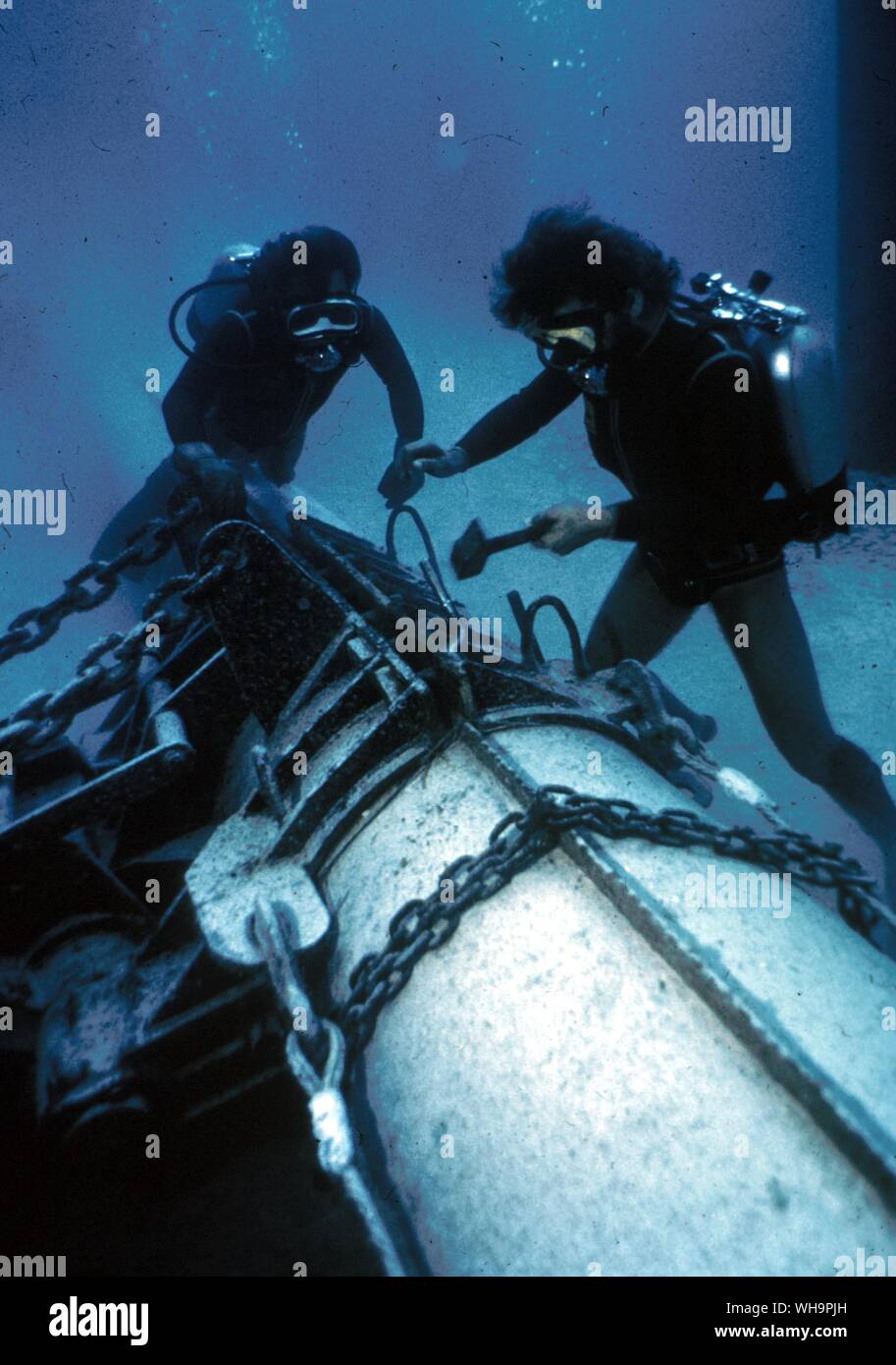 Divers on oil pipeline Stock Photo