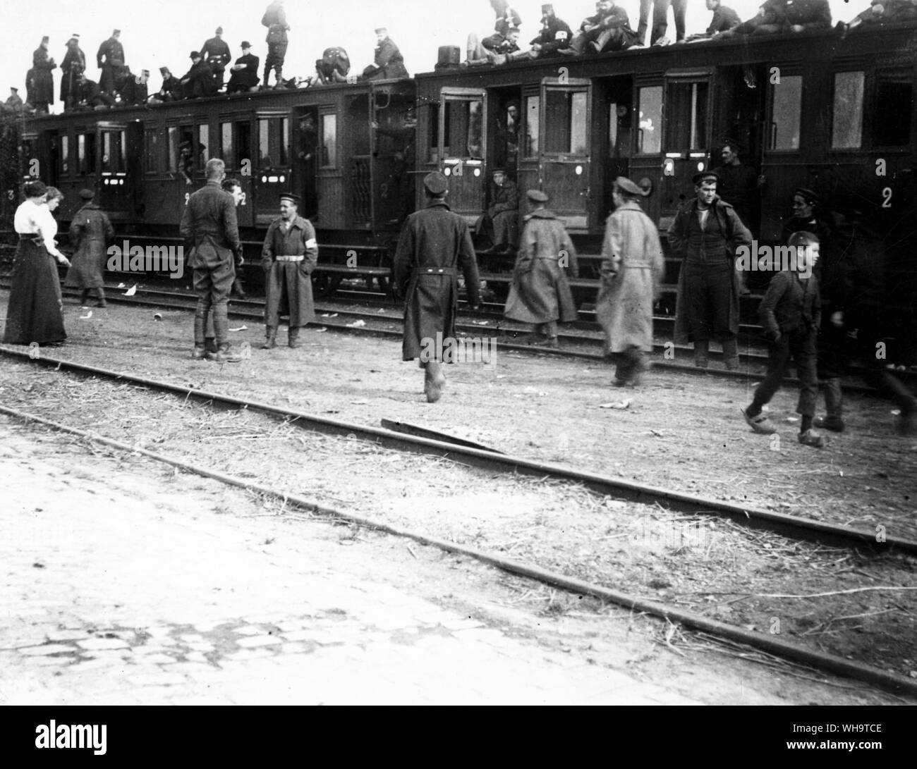 WW1: Belgium: Packed inside and out, this was the last train from Antwerp; the next one was attacked by Germans and most of the troops were captured. The 2nd R N Brigade, the Chatham and Deal Battalions and the Drake Battalion entrained at St Gillaes Waes. The Portsmouth Battalion and 600 stragglers from the Naval Battalion entrained at Kernaeke were derailed and attacked on the 9th October, 1914. Stock Photo