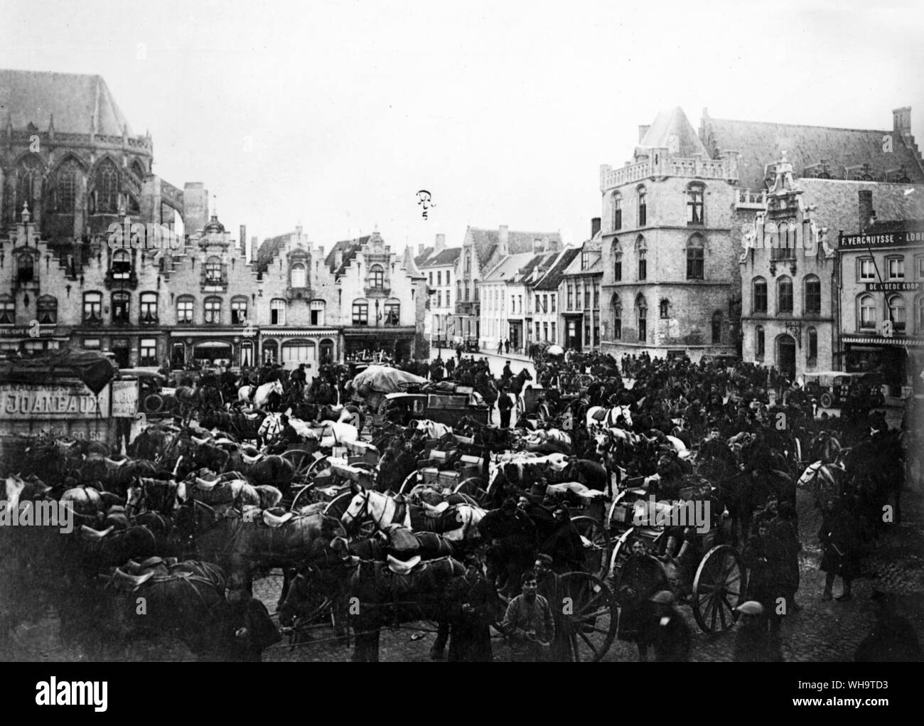 WW1: Belgium/ Scenes in the square in Antwerp. Belgian troops preparing to retreat from Antwerp, October 1914. Stock Photo