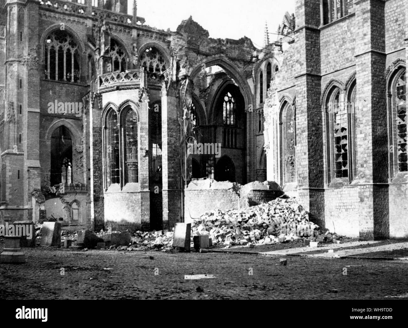 1st Battle of Ypres 1914. St Martin's Cathedral, Ypres being gradually destroyed by shell-fire, Nov. 1914. Stock Photo