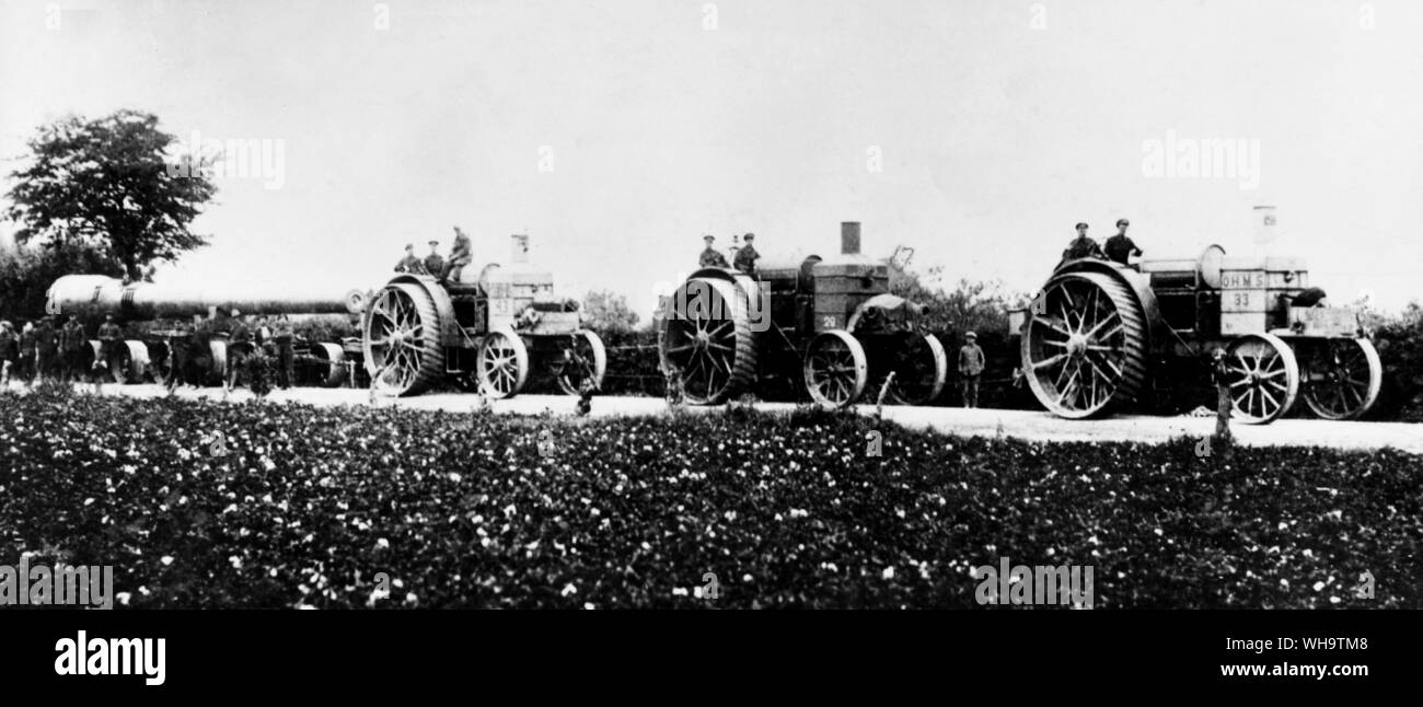 WW1/France: Daimler tractors hauling 12 inch naval guns for the defence of Paris. Stock Photo