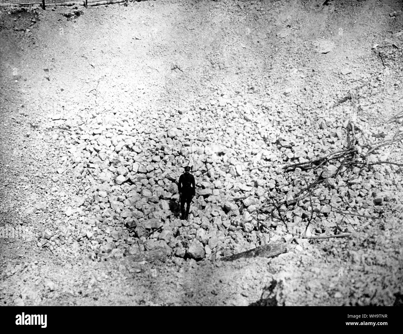 WW1/France: Mine crater on the road Pocuilly-Vermand - 35 feet deep. 1918 Stock Photo