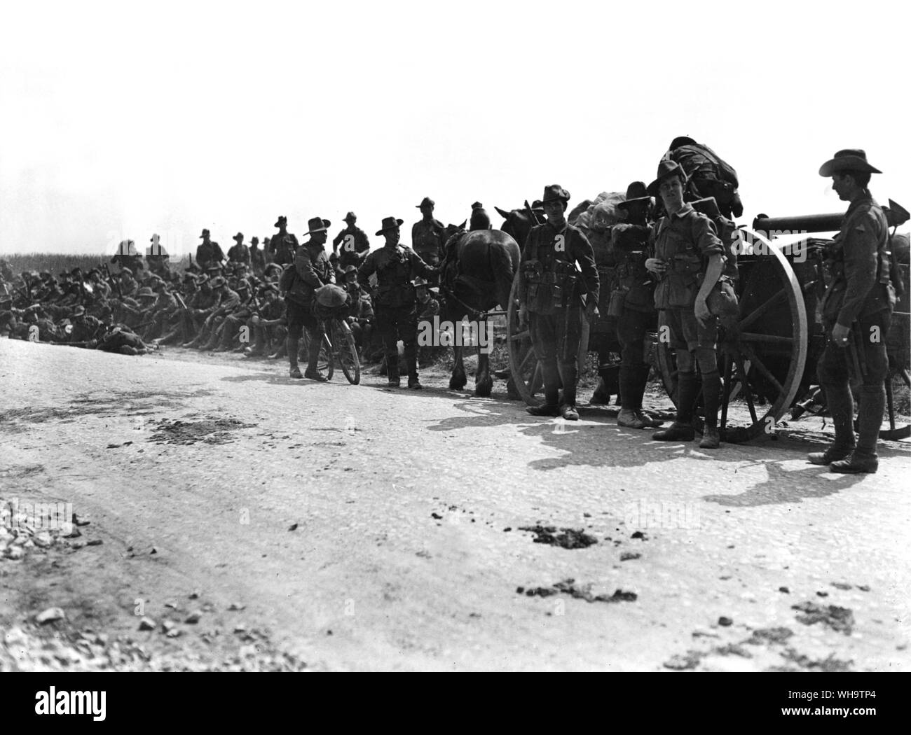 France/WW1: Men of the 2nd Australian Division resting by the roadside during their march to the Somme area to take part in the Battle of Pozieres Note the field-cooker in foreground. 16th July 1916. Stock Photo