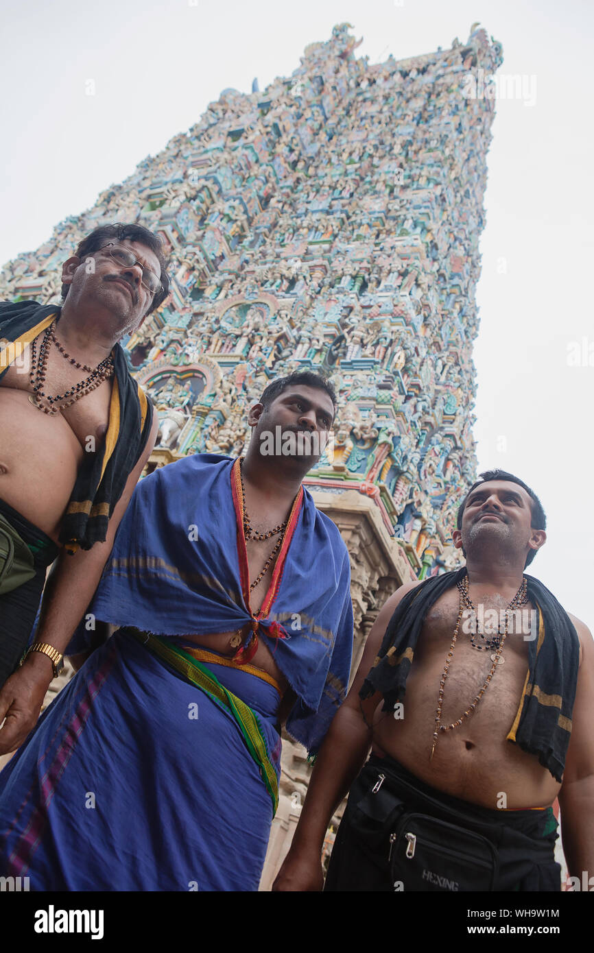 India, Tamil Nadu, Madurai, Pilgrims in front of the west gopuram of the Sri Meenakshi Temple in Madurai. Stock Photo