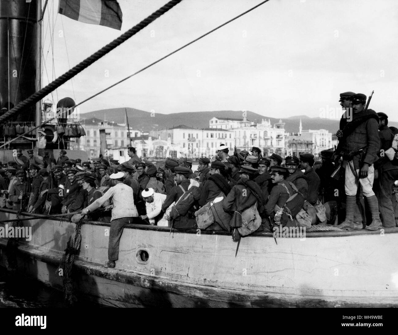 WW1/ The Balkans. Greeks who fought the Bulgars at Serres arriving at Salonika, September 1916. Stock Photo