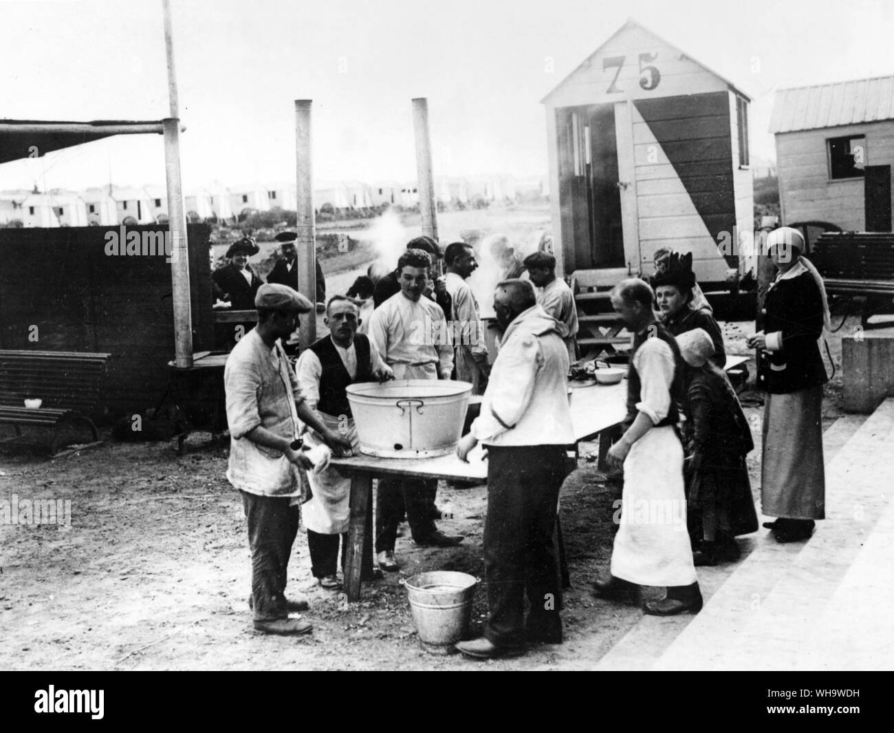 WW1: Belgian refugees cooking in a camp at Ostend, 28th August 1914. Stock Photo
