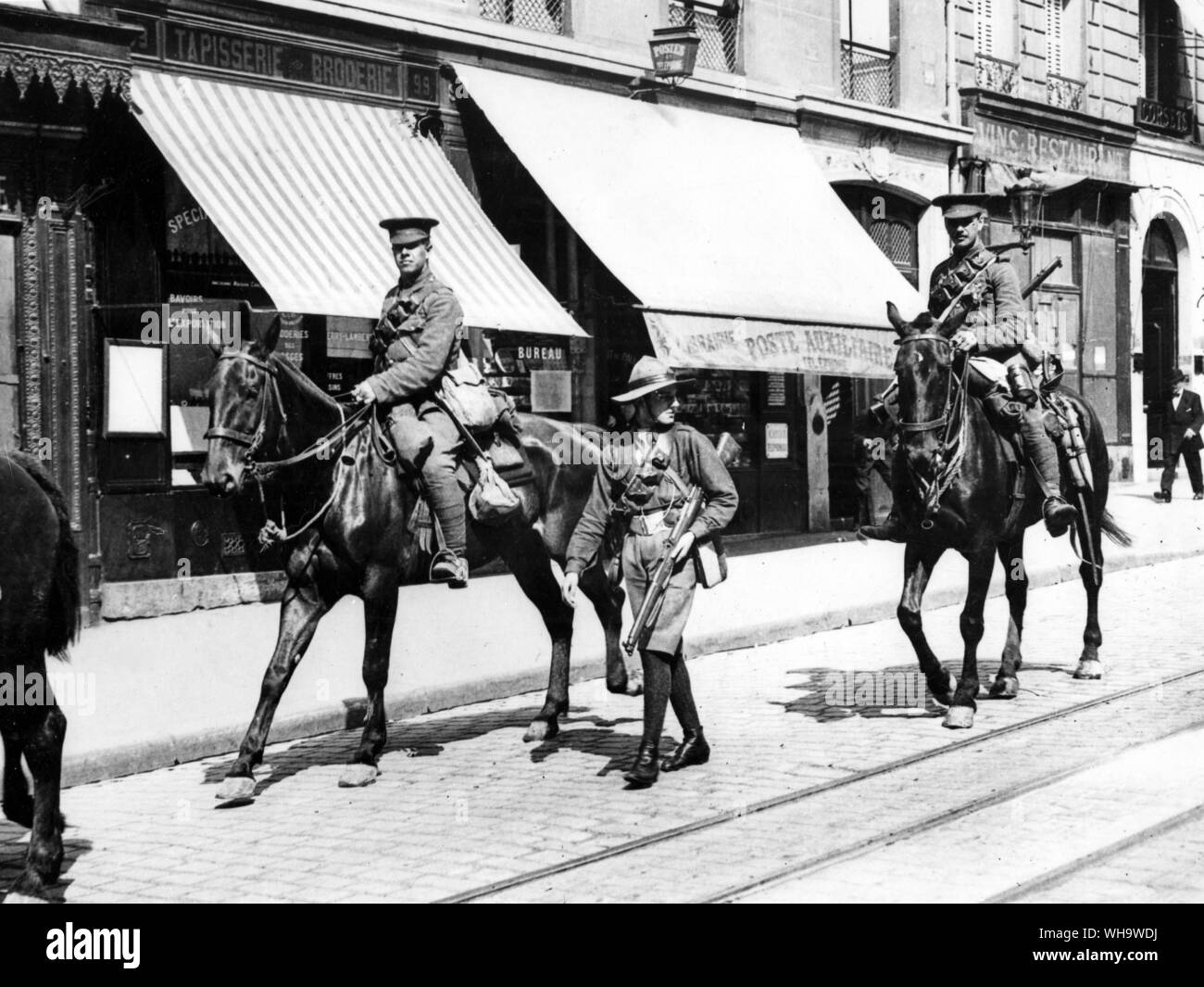 WW1: Boy scout directing British cavalrymen, Paris. Sept. 1914. Stock Photo