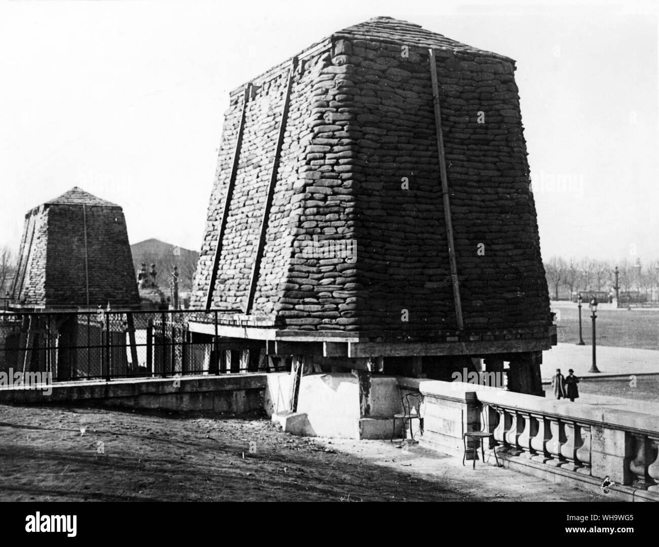 WW1: Protection of the monuments of Paris against enemy bombardment. Place de la Concorde, France. Stock Photo