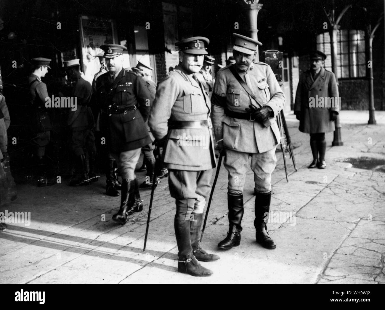 WW1/ Sir Douglas Haig and the Commander of the Portuguese Expeditionary Force waiting for President Guimeraes of Portugal at Lillers Station, October 1917. Stock Photo