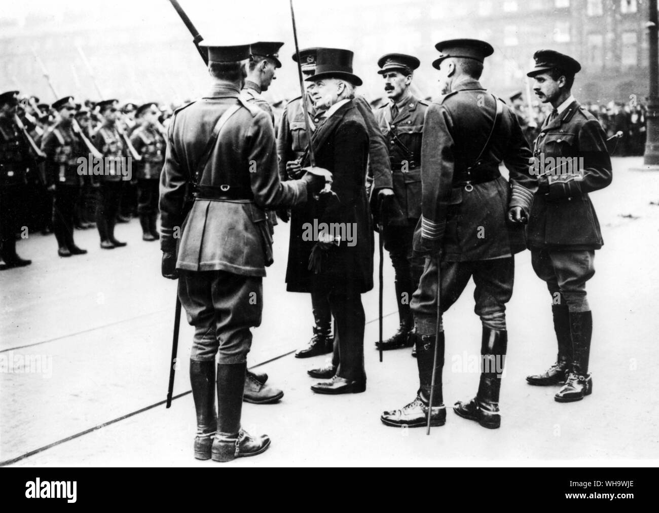 WW1/ David Lloyd George conversing with officers of the Guard of Honour. Birkenhead, 7th September 1917. Stock Photo