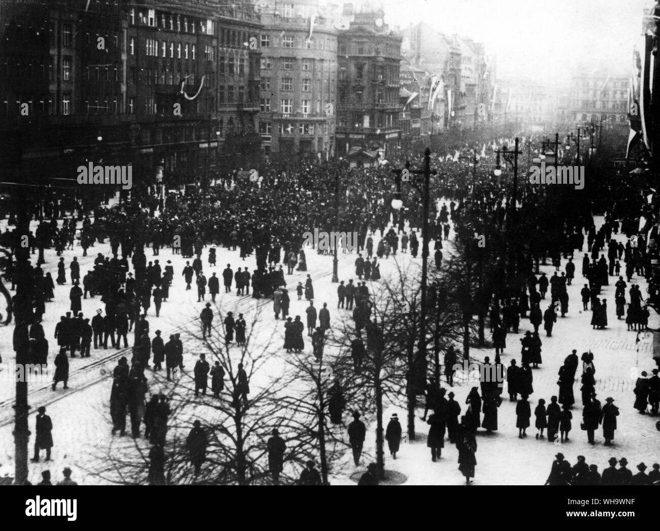WW1/ View of crowds of people gathered in the Wenceslaus Square of Prague, October 28th 1918. Stock Photo