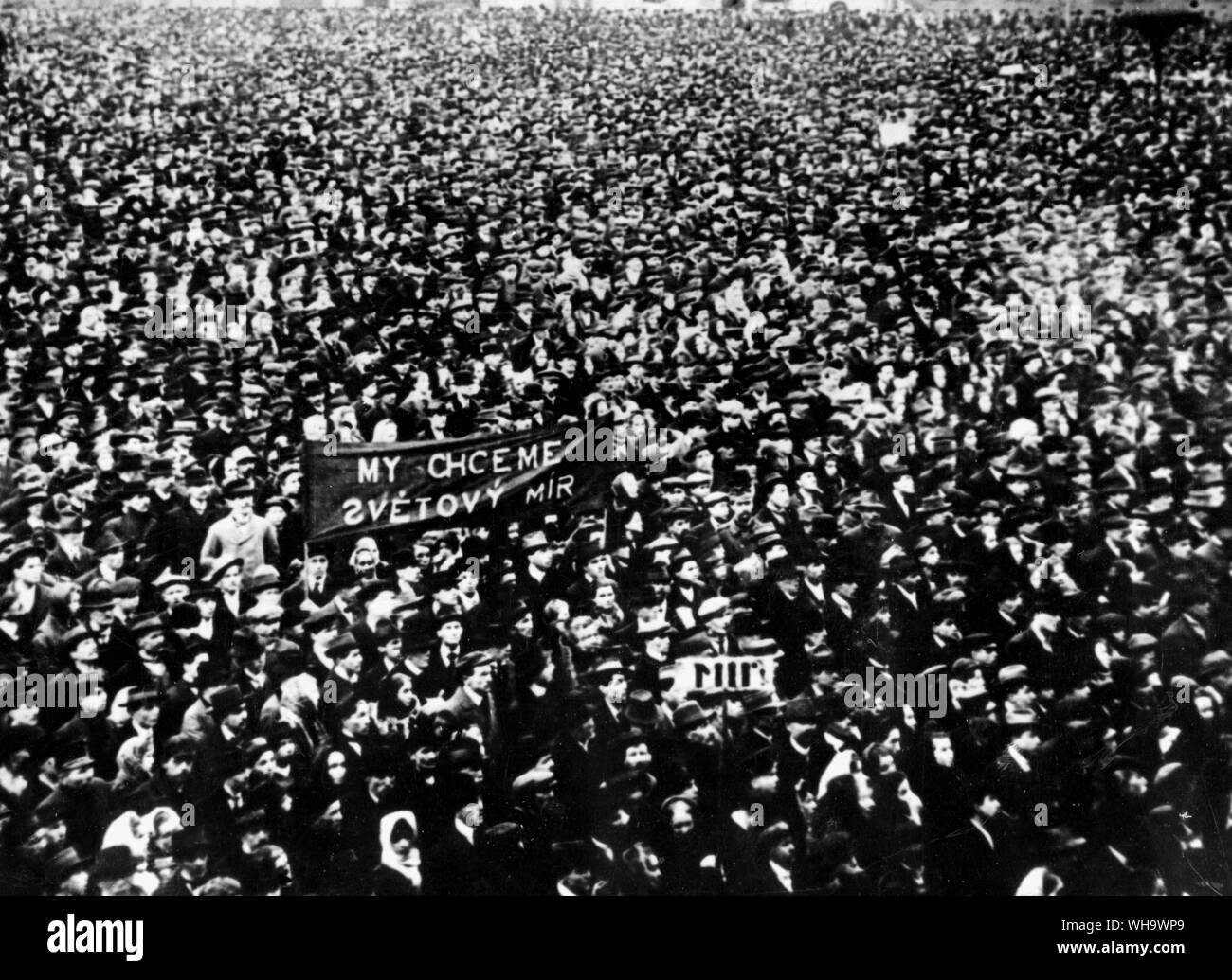 WW1/ Czechoslovakia, Prague: Anti-war demonstration in Kladno. banner has the slogan We want world peace. October 14th 1918. Stock Photo