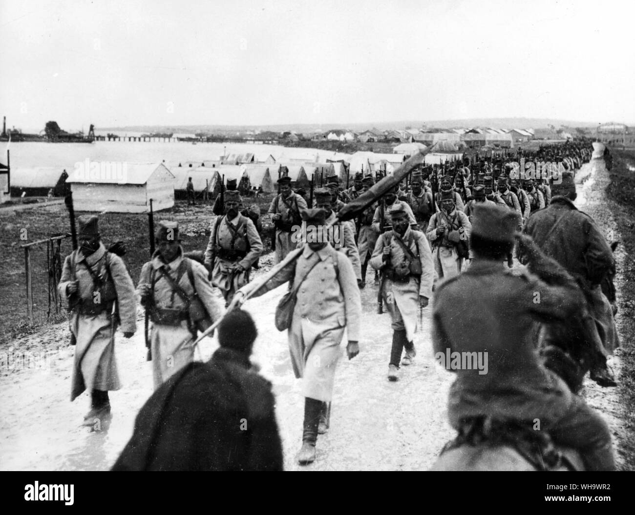 WW1: The Balkans, 1916. A Serbian Battalion marching to camp at Mikra. Mid-April 1916. Stock Photo