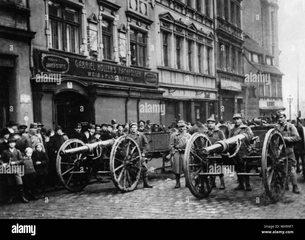 WW1: Military emergency squads taken from last reliable units of disintegrating Austrian army put into action against popular revolt. October 14th 1918. Stock Photo