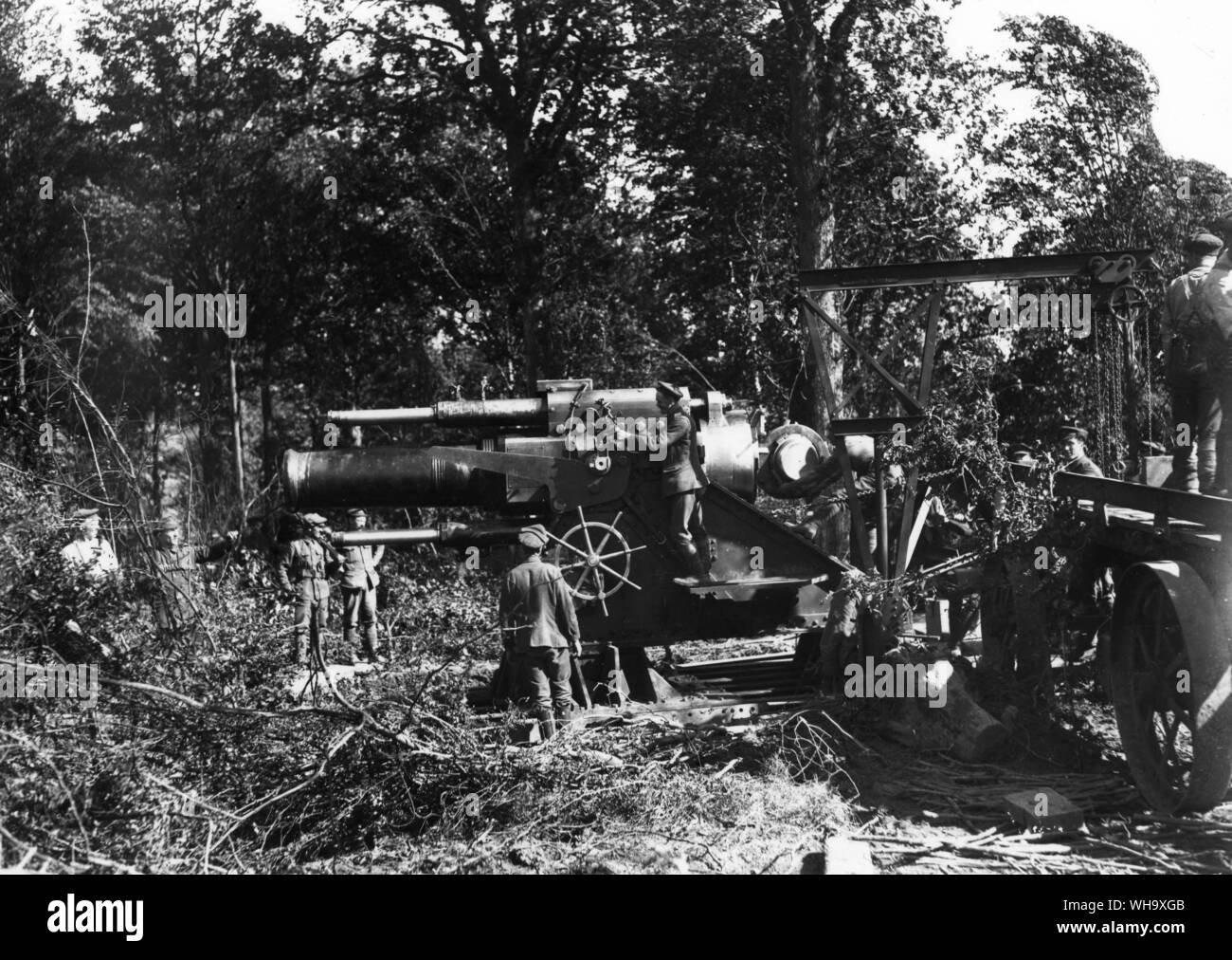 WW1: Battle of Albert. 15 inch howitzer prepared for action. Stock Photo