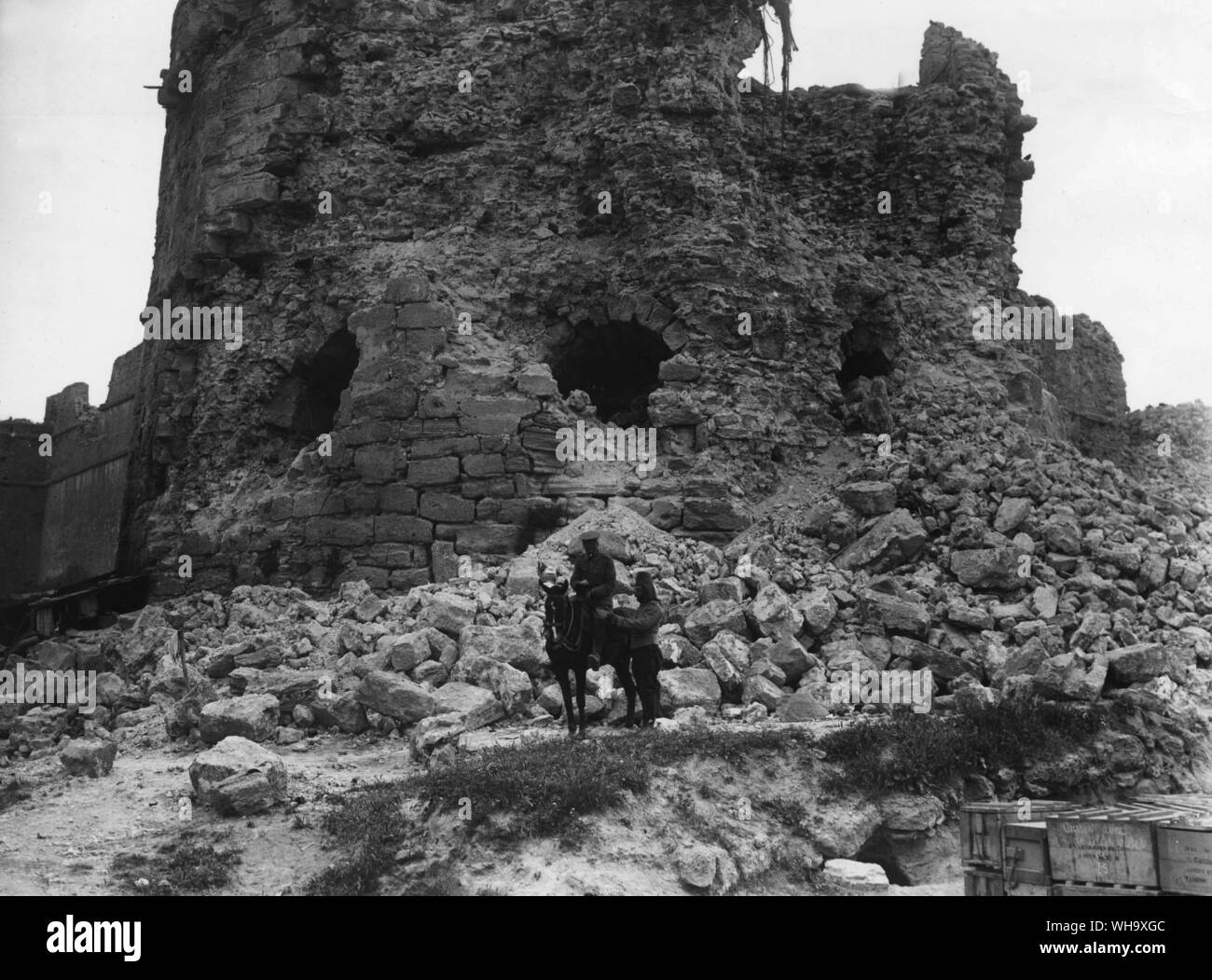 WW1: Naval bombardment of Dardanelles Forts. 9.4 gun on Fort 1 (Cape Helles) dismounted by a direct hit by Y Turret, Queen Elizabeth, 25th February 1915. Ruined barracks in the background. Stock Photo