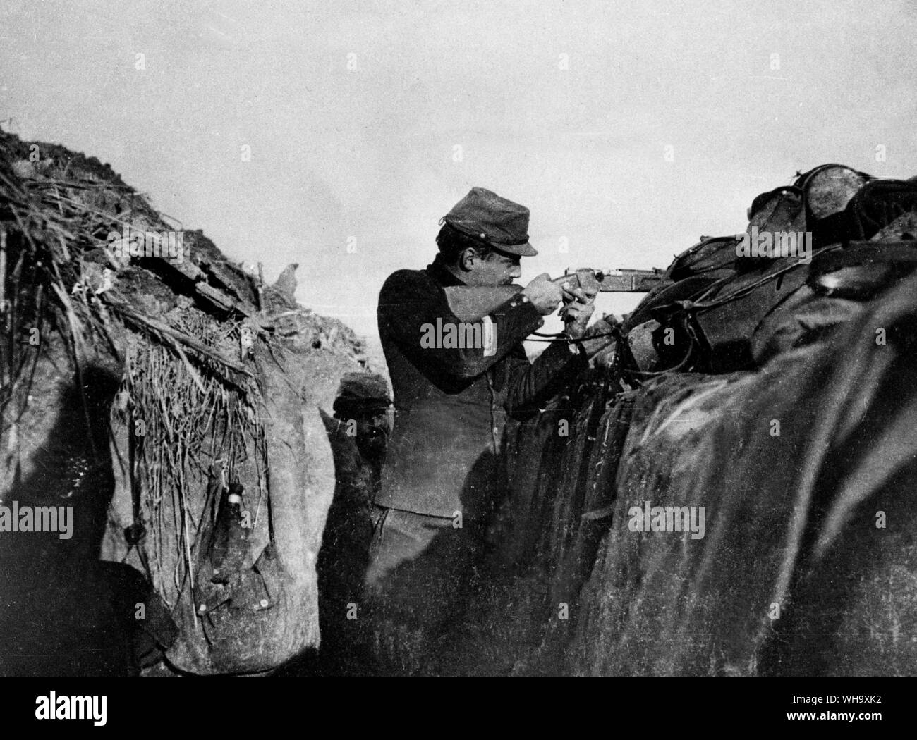 WW1: Action on the Marne. A soldier aims his rifle from a trench position, 1914. Stock Photo