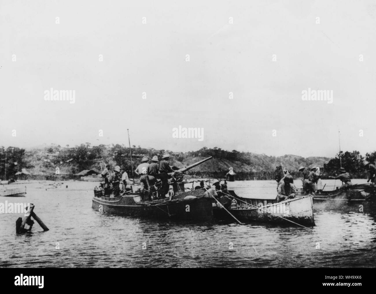 WW1: The Tanganiyika Expedition, 1915. Preparing to attack Kingani. 27th July 1915. Stock Photo