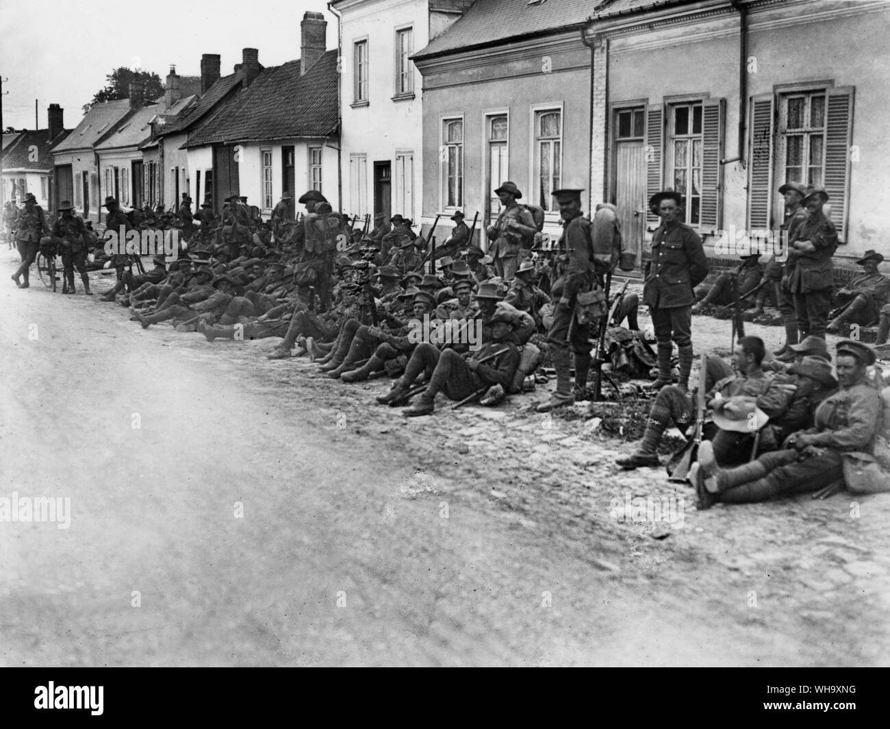 WW1: Men of the 1st Australian Division on their way to Pozieres, 16th July 1916. Stock Photo