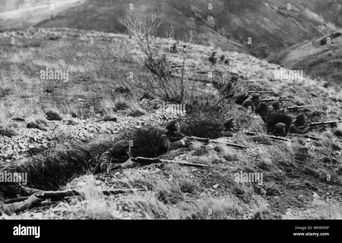 WW1: Bulgarian infantry manning trenches near Monastir. Stock Photo