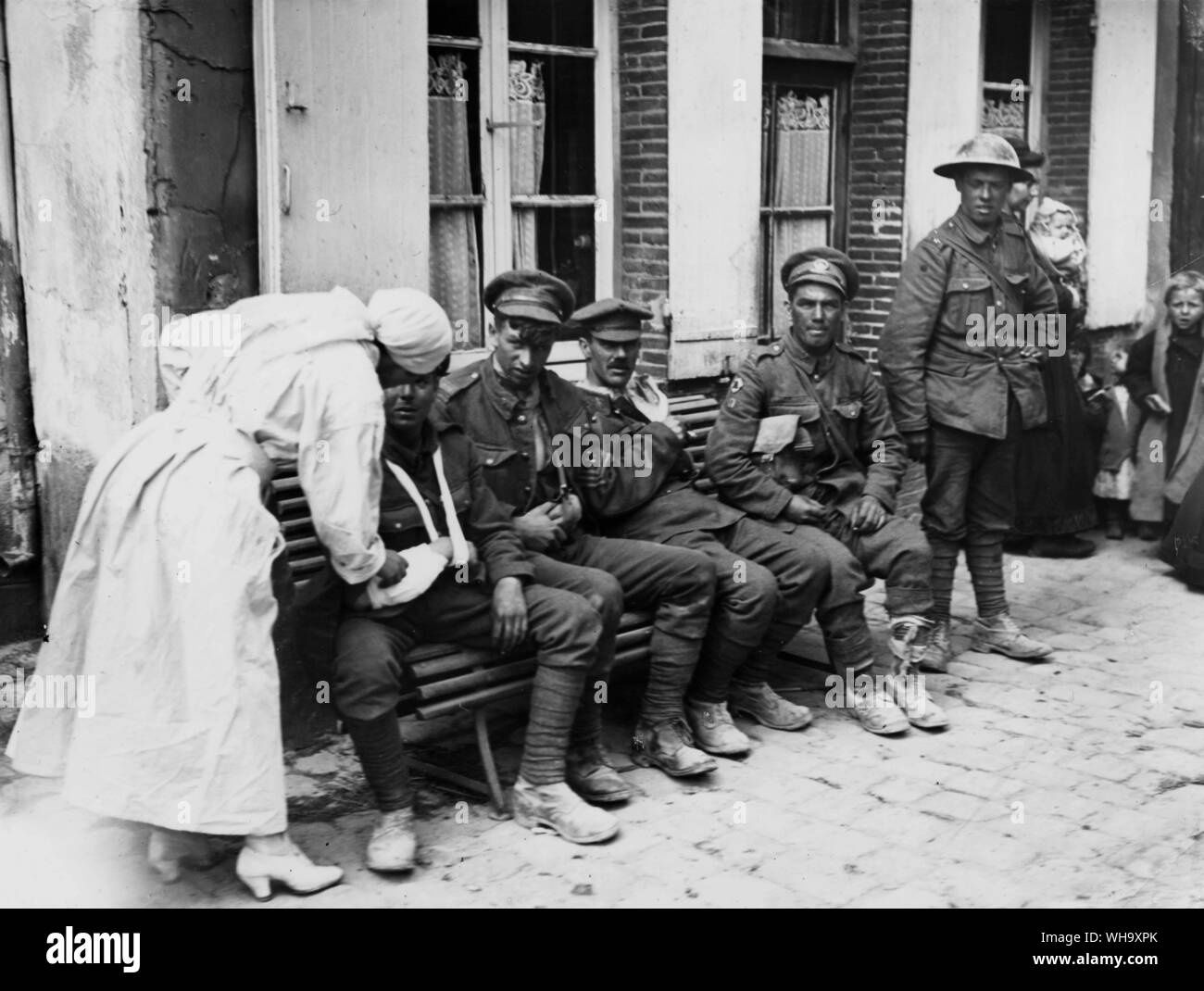 WW1: French nurse attending British wounded. Maizy, 27th May 1918. Stock Photo
