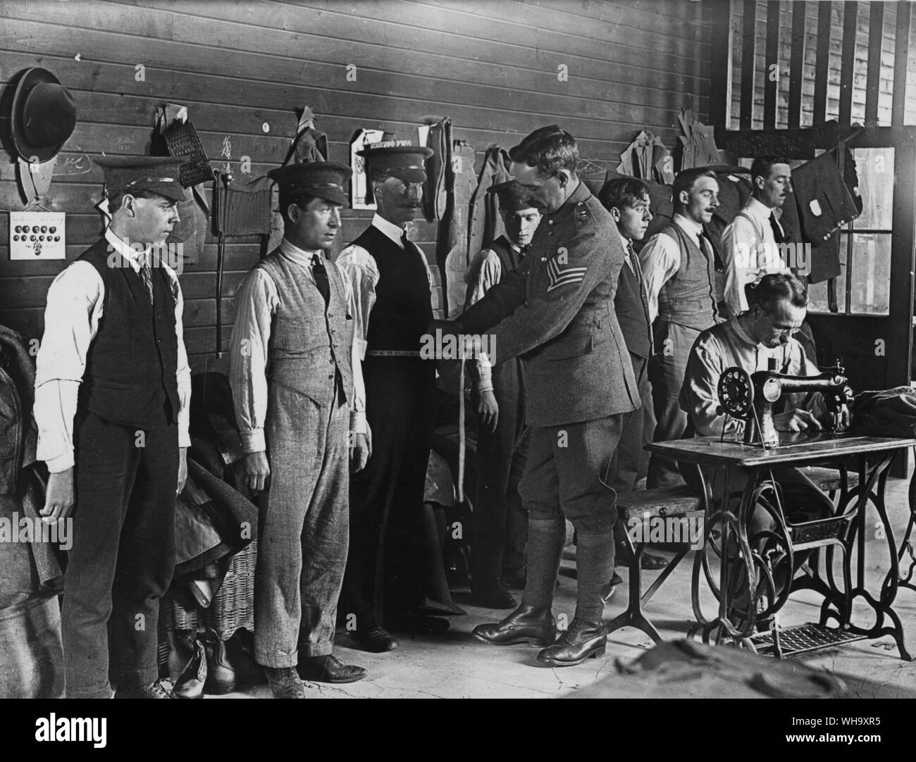 WW1: Enlisting men for the armed forces. Measuring recruits with kit. Stock Photo