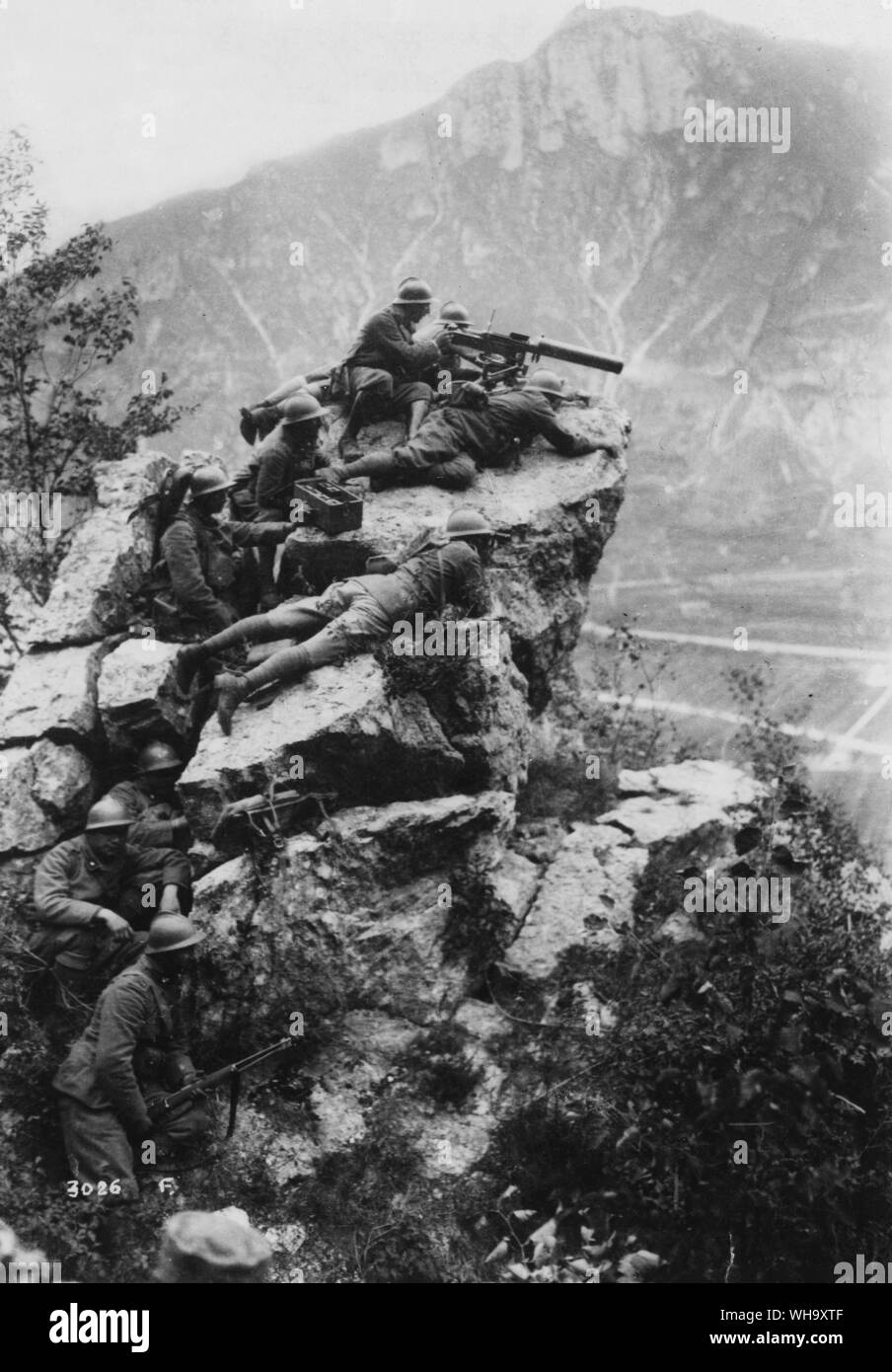 WW1: Italy. Italian troops in a military position in the mountains. Maggio 1918. Stock Photo