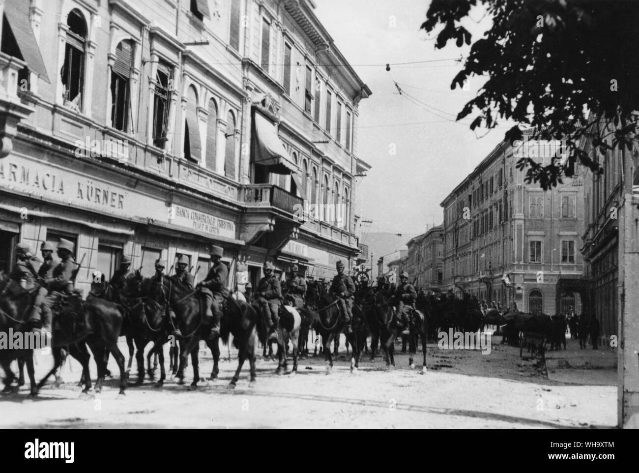 WW1: Italian cavalry in the Corso Francesco Guiseppe, (principal street) Gorizia. Gorizia fell to the Italians on 9th August 1916. Stock Photo