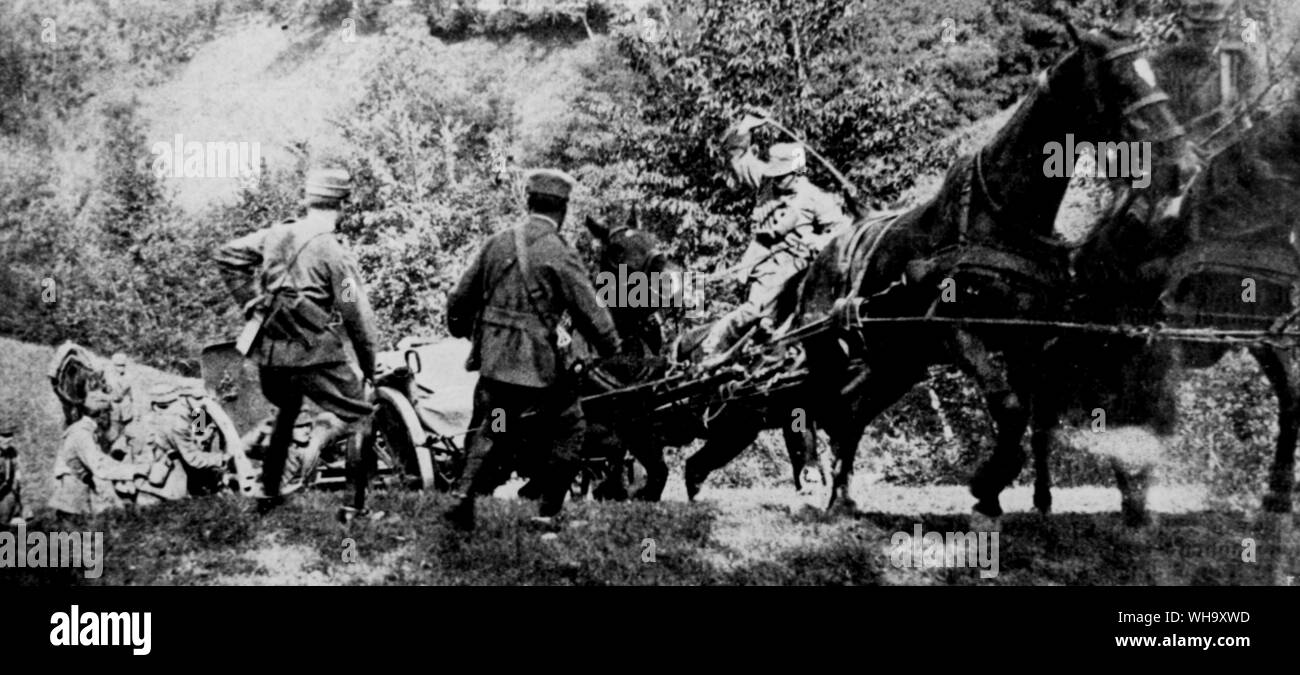 WW1: Italian troops from the artillery cross difficult terrain. Stock Photo