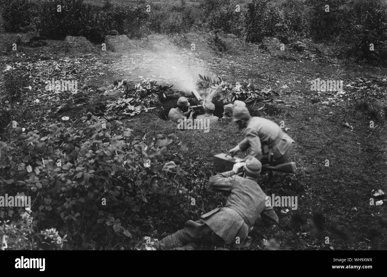 WW1: Italian military in gun-firing position. Stock Photo