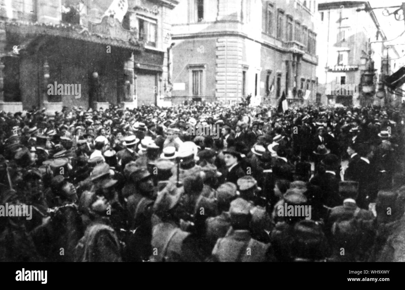 WW1: Italy, Rome. Demonstration in front of the Palazzo Sciarra, sede del Giornale d'Italia. Stock Photo