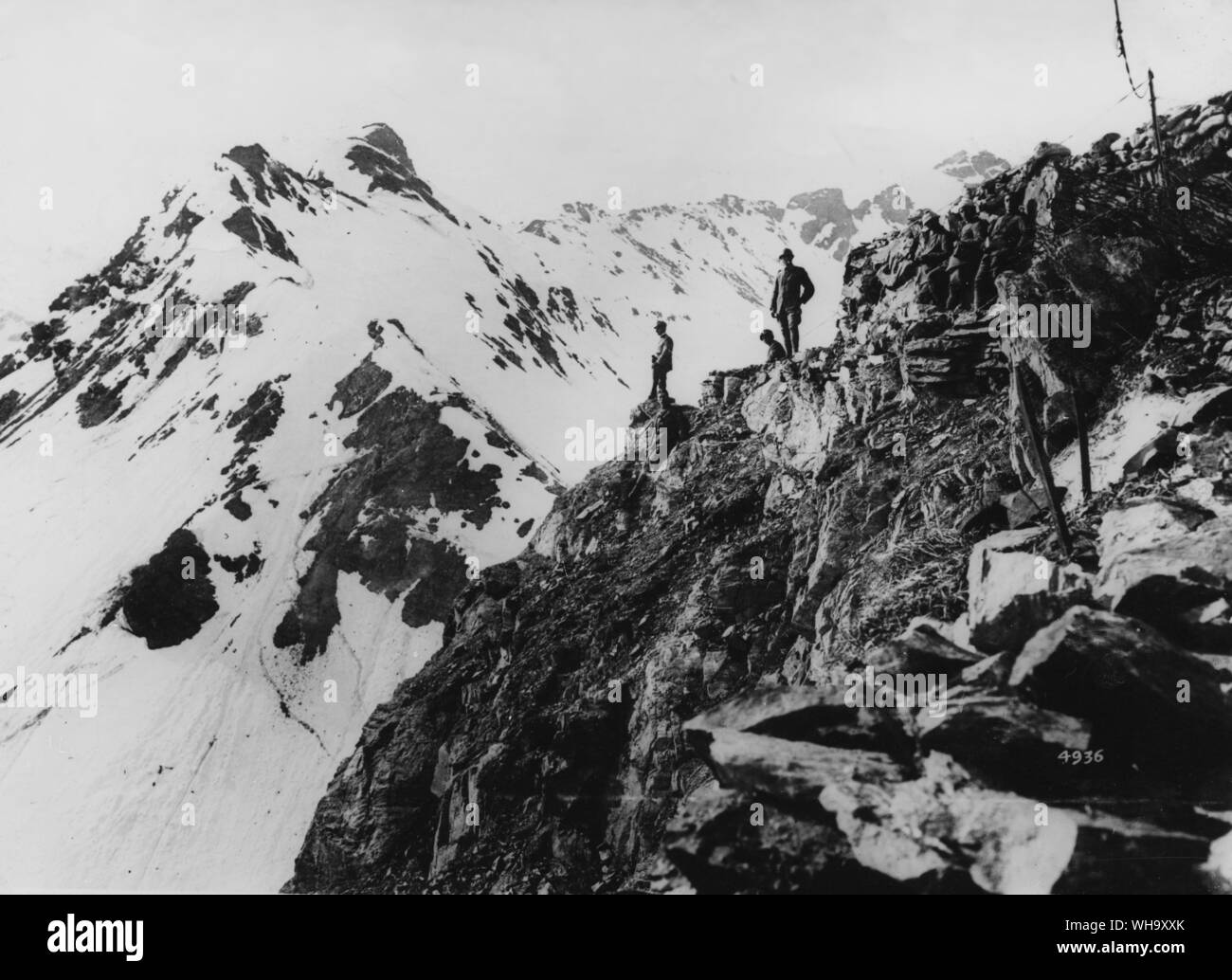 WW1: Allied troops (possibly Italian). Observation point in the high mountains of Italy. Stock Photo