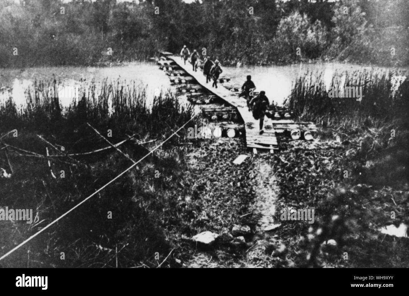 WW1: Allied troops rush across a temporary bridge. Sul Sile: Una passerella sotto il fucco nemico. Stock Photo