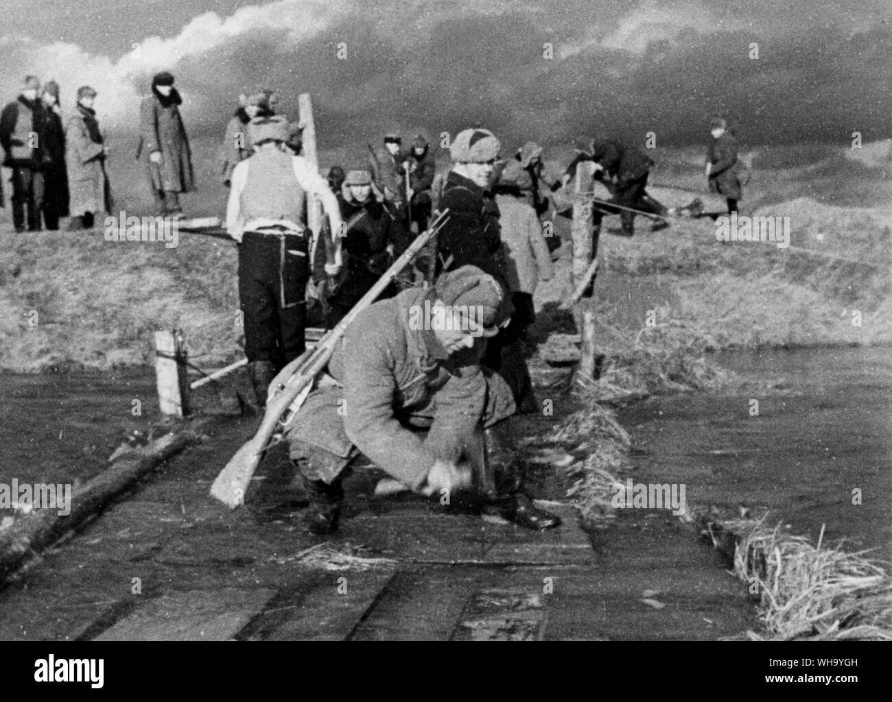 WW2: Russia/ Western Ukraine. Naumov's formation of Ukranian partisans, building a bridge and crossing over the River Styr. Stock Photo