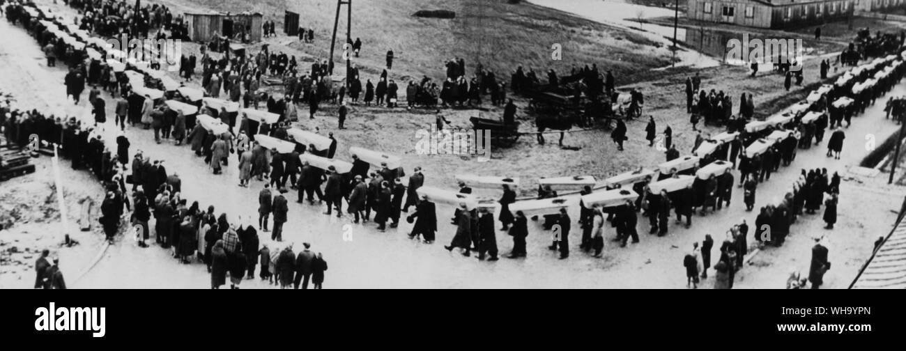 WW2: Oswiecim, January 1945. Funeral of victims of the Nazis. Auschwitz. Stock Photo