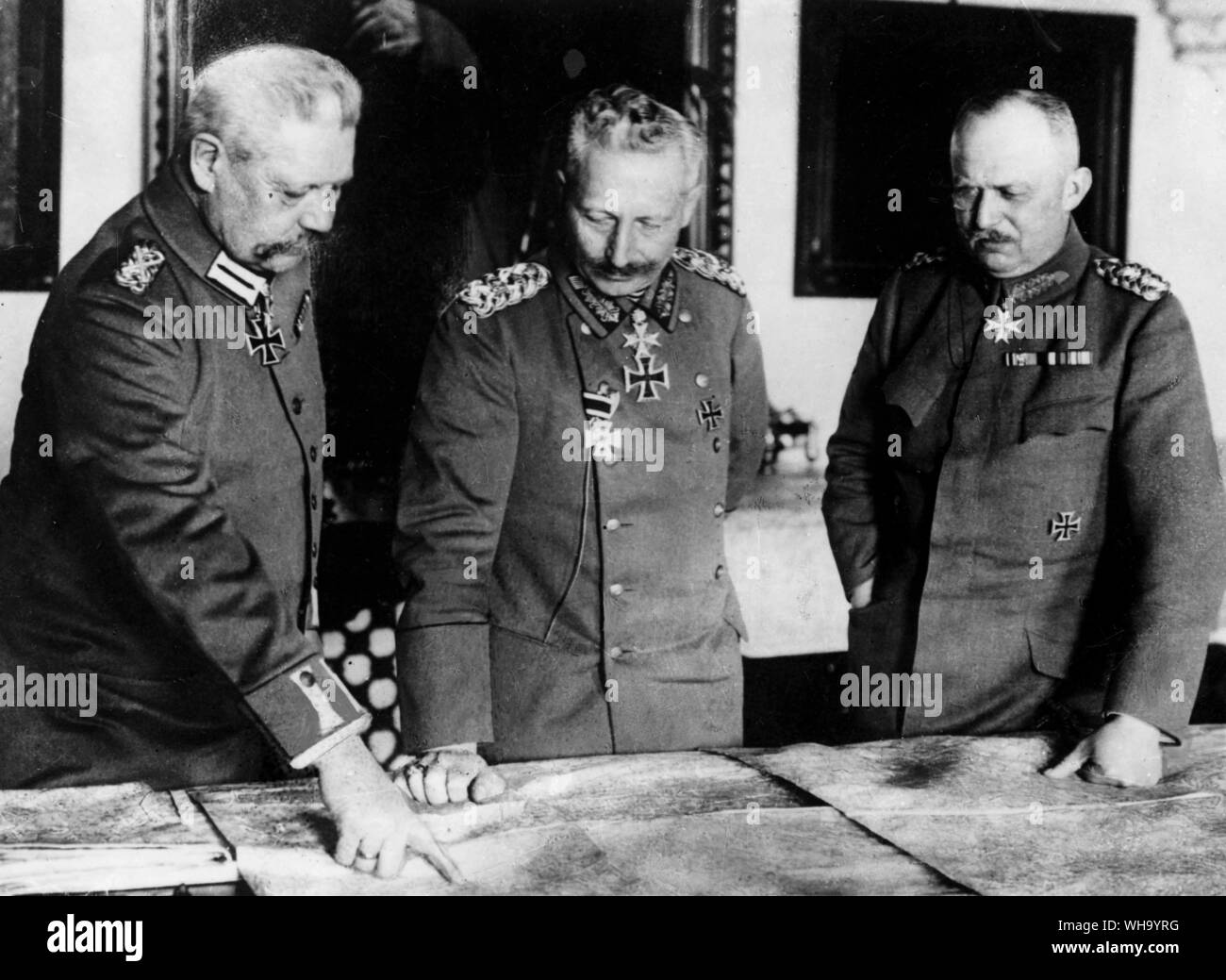 WW1: The Kaiser studying maps under the guidance of von Hindenburg and Ludendorf. Before the Emperor's battle of 1918. Stock Photo