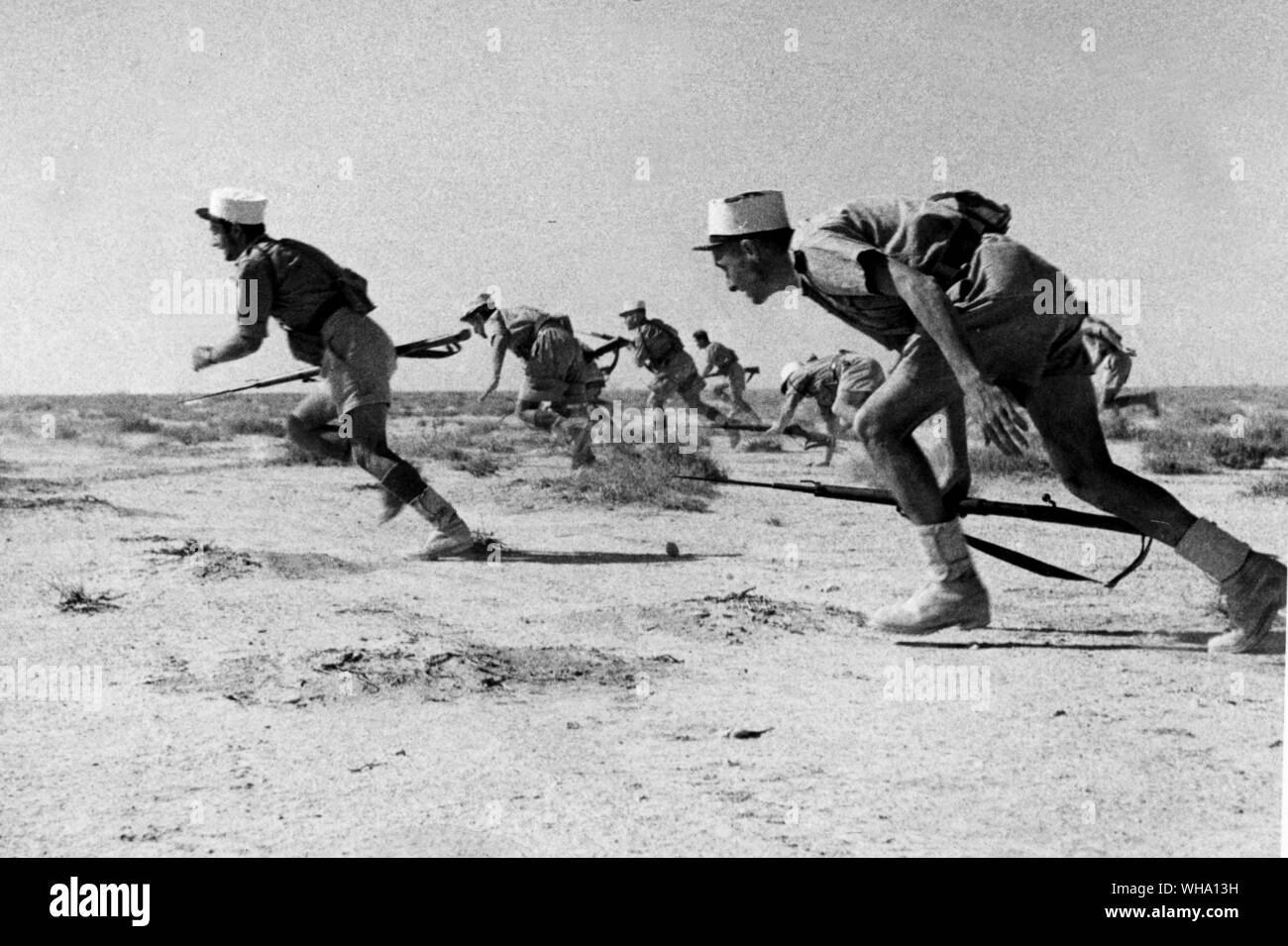 WW2: Free French Foreign Legionnaires leap up to rush enemy strongpoint. Bir Hacheim, 12th June 1942. Stock Photo