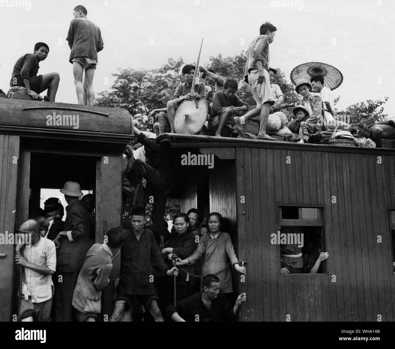 WW2: Evacuation of chinese before Japanese troops came to the town of Kwellin. 28th June 1944. Stock Photo