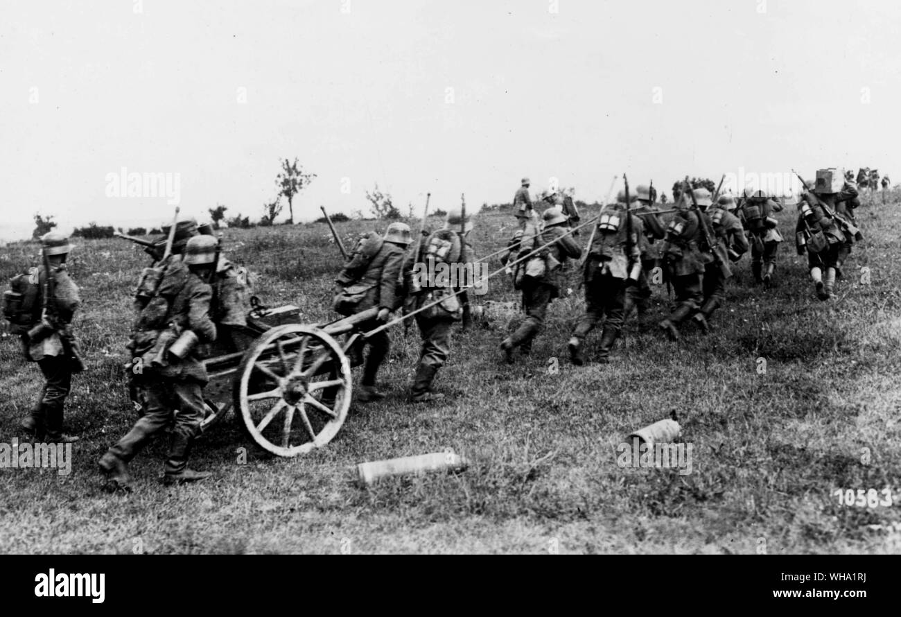WW1: German soldiers haul field guns during 2nd Battle of Marne, July 1918. Stock Photo