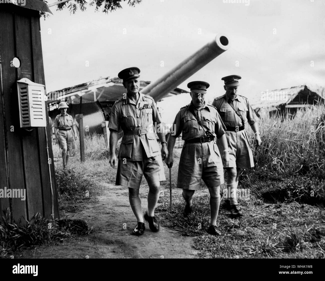 WW2: The Fall of Singapore. The city fell to the Japanese on February 15th 1942. Here General Wavell inspects the Singapore defences. Wavell is on the left, with Brigadier Airtis and General Officer commanding the Singapore Fortress, General K. Simmons. Stock Photo