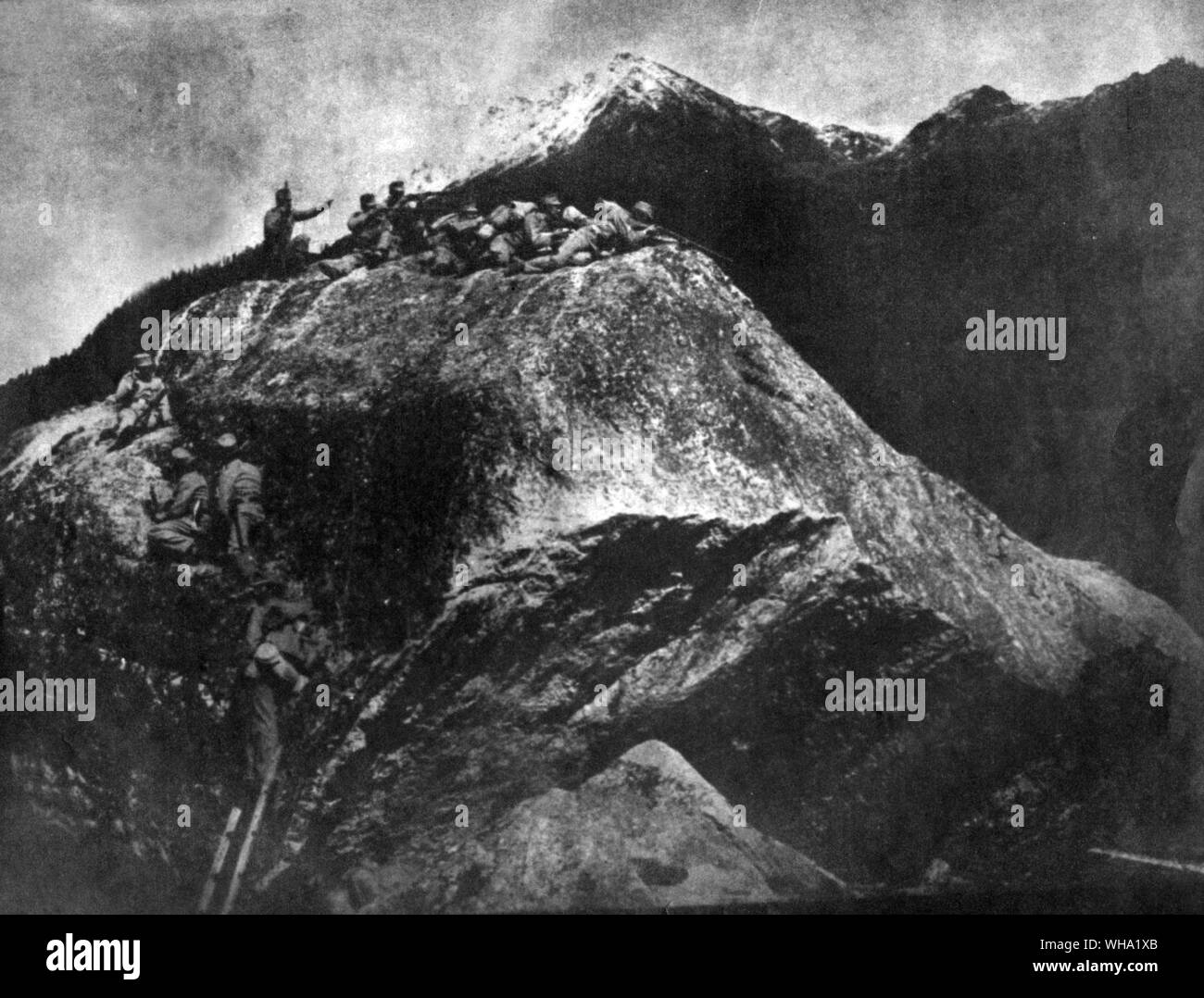 WW1: June-July 1915. Austrian fight in the Isonzo territory. Austrian riflement on a mountain top in the fight against an Italian outpost which is giving in in the valley. Stock Photo