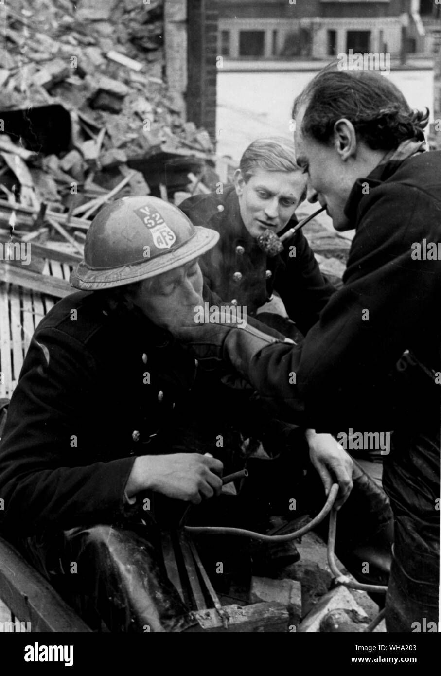 WW2: London AFS. Auxilary Firemen (l-r), Bernard Hailstone, Leonard Rosoman and Richard Southern. Stock Photo