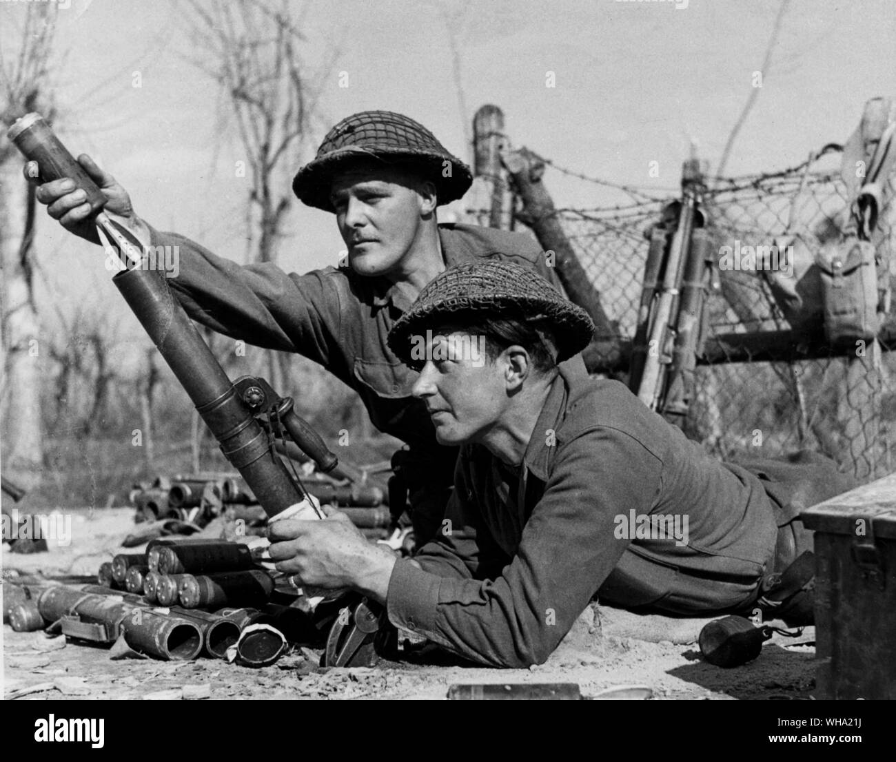 WW2: Mortar men fire to cover our patrol as it returns. Rfn. W Parkin (left) of Sheffield and Rfn. J. Sullivan of Limerick, Eire. Stock Photo