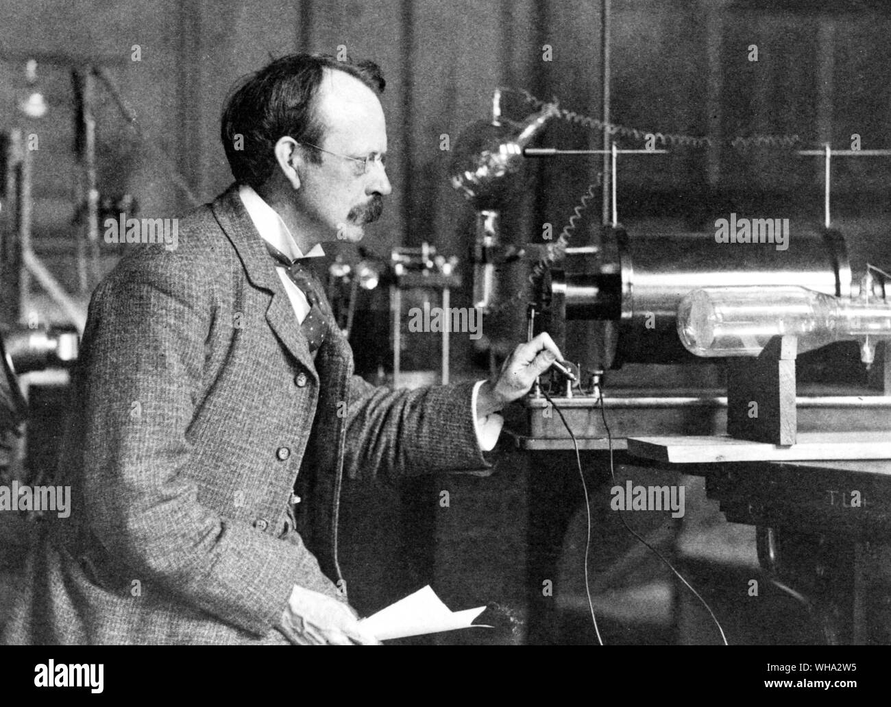 Sir J.J. Thomson with early equipment in the Cavendish Laboratory, Cambridge.. Thomson, Joseph John, Sir (J. J. Thomson) English physicist. discovered electron. Nobel Prize in Physics 1906. president of Royal Society 1915-1920  1856-1940 . . Stock Photo